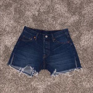 LIKE NEW Levi shorts 501